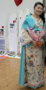 お客様から花束をいただきました。お花の色あいがドレスとぴったりだったので、スタッフの方もびっくり。