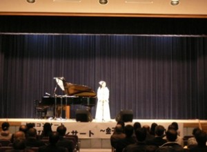 １時間半のコンサート。トークと歌半々くらいでしょうか、９曲歌いました。