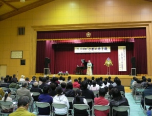 コンサート開演。休憩を挟んで１時間半のコンサート。