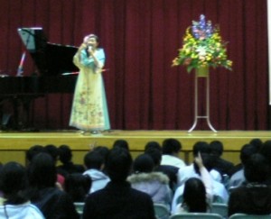 私と小鳥と鈴との手話。客席の女の子も一所懸命してくれます♪