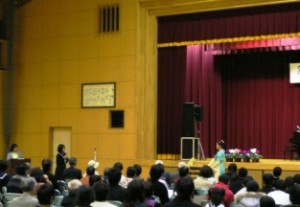 終演後に小野中学校の代表の生徒さんからお礼の言葉、花束をいただきました。