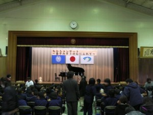 開演前。送迎バスに乗って来てくれたエノキじいさん近くの古見小学校の皆さんも。