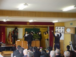 卒業式。取材もたくさん入っているので、ステージは混雑（笑）。