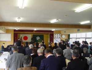 会場全員で校歌斉唱。校長先生のピアノ伴奏で歌うというのもとても素敵です。