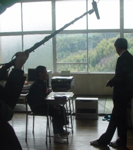 卒業式が無事終わり、最後のクラス。担任の先生と何を話しているのかな。