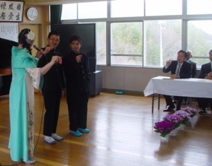 最後の「私と小鳥と鈴と」では打ち合わせなしに二人に手話を一緒にしないかと誘ってみました♪