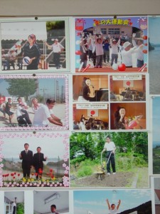 廊下には想い出の写真。その中に１年半前の文化祭での私のコンサートの様子も♪