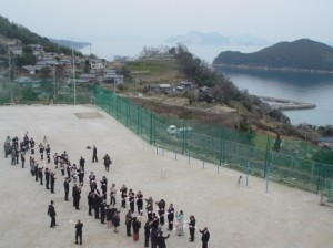 最後はグランドで式に参列した来賓の方々、先生方、島の方で裕太くんを見送り。