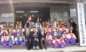 お稚児さん、30人も！ご住職さまも大喜びです。