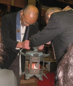 京都の西本願寺の安穏灯火リレー。山口別院へ、そしてその灯火が正現寺へと繋がりました。ご門徒の皆様が歩いたり車を出したりのリレーです。