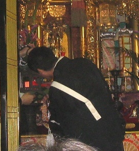 そしてご住職様により正現寺お荘厳にその灯火が灯されました。