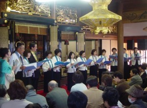 正現寺様のコーラスの方々と一緒に仏教讃歌を合唱。