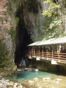 そして式典参加者１００名以上になるでしょうか、大勢でリニューアルされた秋芳洞へいざ！