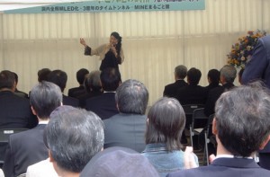 式典後のアトラクションとしてちひろが２曲歌いました。