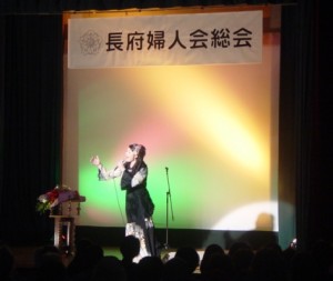 アンコールでは、被災地で亡くなられた方々への追悼の意を込め「千の風になって」を歌い、最後に会場の皆様と一緒に「ふるさと」を合唱。