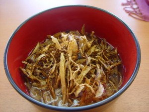 ここはやはり名物「ごぼう麺」！テレビで紹介された映像も店内でずっと流れていました！