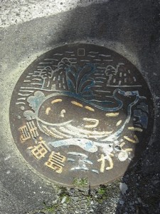 通のマンホールはこのとおり鯨です♪