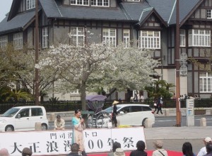 えびす屋さんの人力車は今もレトロの街を走っています。いい雰囲気ですねぇ。