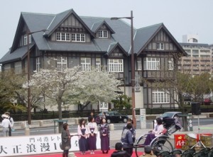 西南女学院の皆さんと人力車の「えびす屋」さん。着物レンタルと人力車乗車セットのプランがあるそうです。