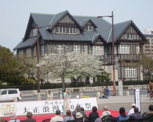 ステージバックには１２月にコンサートをした旧門司三井倶楽部が。