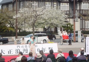 後ろには人力車が。大正時代にタイムスリップ？