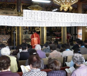 最初に２０分程音楽法要がありました。