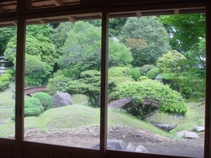 控室にさせていただいた和室から見るお庭。とても素晴らしくて、時を忘れるほどです。