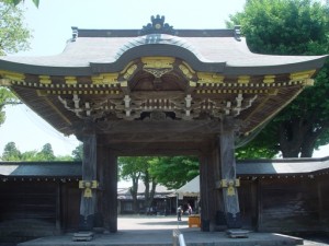 もう一つ、登録文化財の山門。威厳があります。