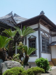 この角度からの本堂も素敵。