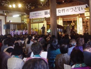「女性のつどい」は音楽法要から始まりました。女性のつどいなので男子禁制。男性は別室のモニターで鑑賞。