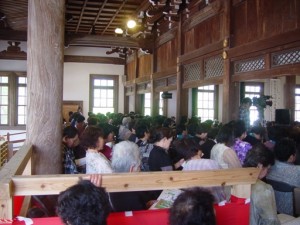 本堂の後ろには椅子席にも追加追加で、結局５００人近く集まられたのでは・・・。