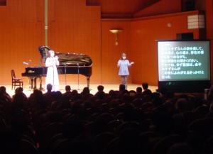 ステージでは手話通訳の方、そしてスクリーンには速記で表示。