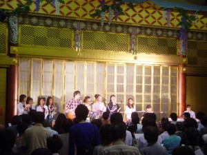 イベント最後は出演者全員がステージへ登場し、客席の皆さまも立ち上り「上を向いて歩こう」を大合唱。