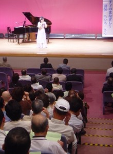 手話も会場の方々と一緒に。