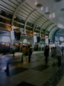 今までよりかなり暗い駅構内。でも違和感はありませんでした。