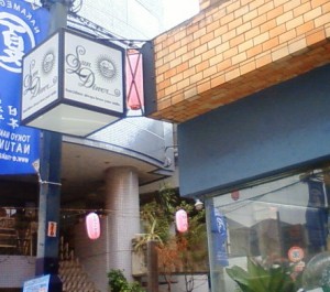 商店街の突き当り右側に発見！