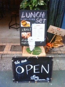 入口にはランチの看板も♪側には懐かしい私もアルバイトしていたファンゴというお店のオーナーからのお祝いが。