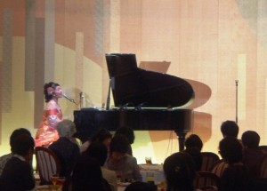 グランドピアノがあるので弾き語りも♪