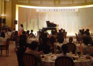 テーブルの方へもまわりながら歌いました♪