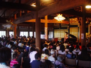 約３００名！満堂です！まずは私のソロで「こだまでしょうか」「石ころ」「土と草」。