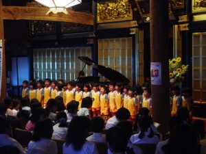 さやま保育園の園児も歌います「しゃぼん玉」。