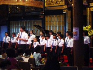 次は空いろ合唱団も３曲披露。リーダー、堂々と語ります。