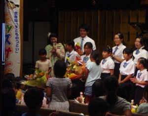 園児代表と空いろ合唱団代表リーダーと私が花束をいただきました。嬉しいお心遣いに感謝です。