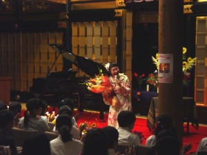 最後は「明るい方へ」をソロで。