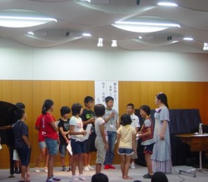 「私と小鳥と鈴と」でみすゞさんが伝えたかったことをそれぞれ意見発表。