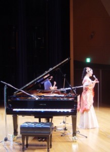 舞台袖からの珍しいショット。私と小鳥と鈴との手話をしています♪