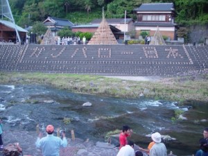 毎年の「竹灯篭」イベントも、今年は「ガンバロウ日本！」の文字が。