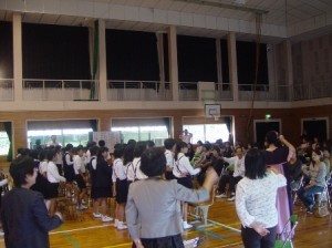 みんなで「私と小鳥と鈴と」を合唱