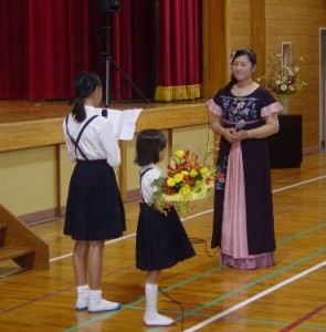 １年生と６年生の代表２人からお礼の言葉と花束をいただきました。