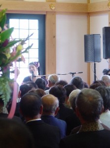 ご門徒の方から寄贈された電子ピアノで弾き語り